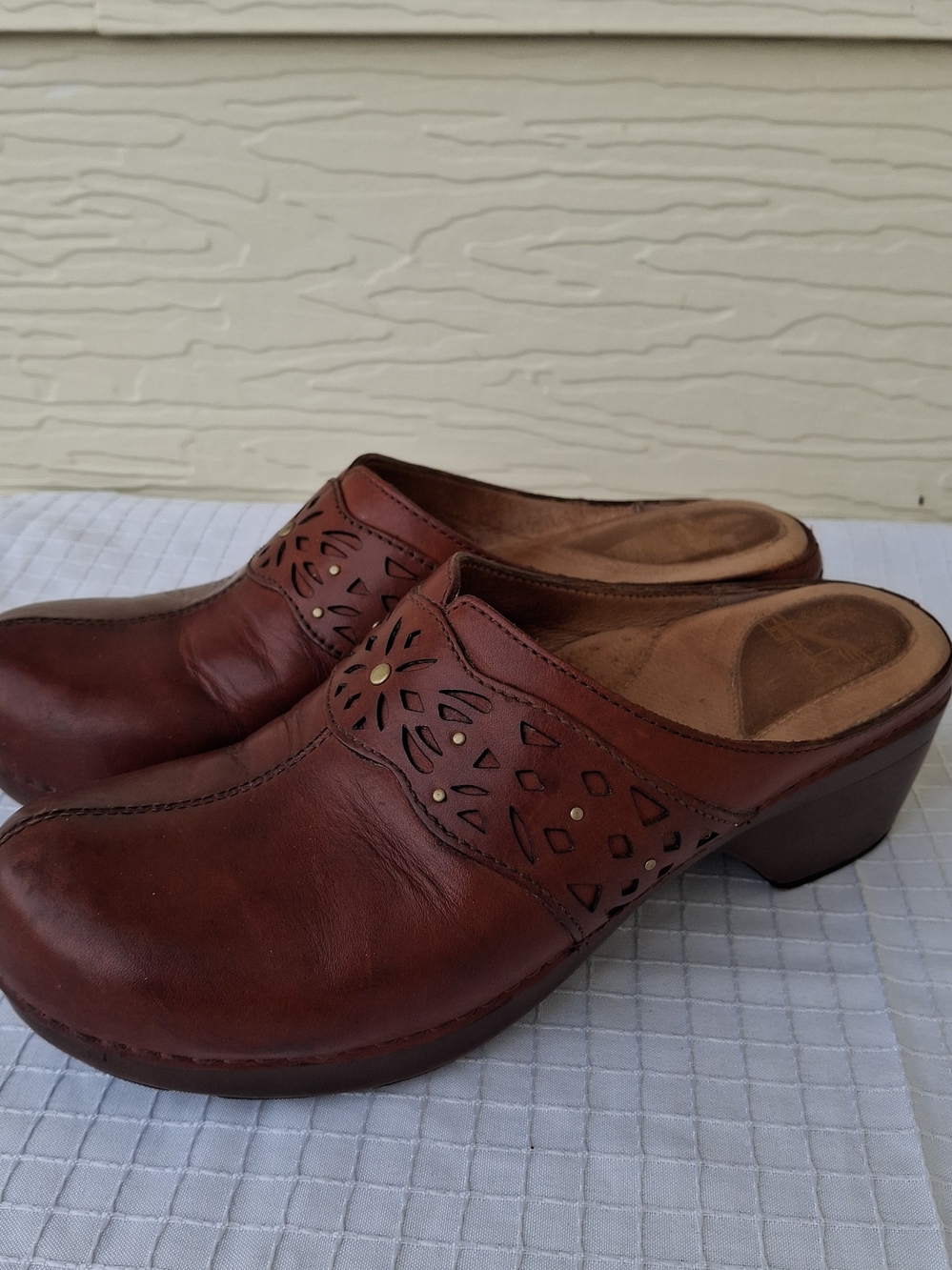 DANSKO LEATHER CLOGS WITH LASER CUT DETAIL. EU Size: 41 Comfort Clogs. EUC